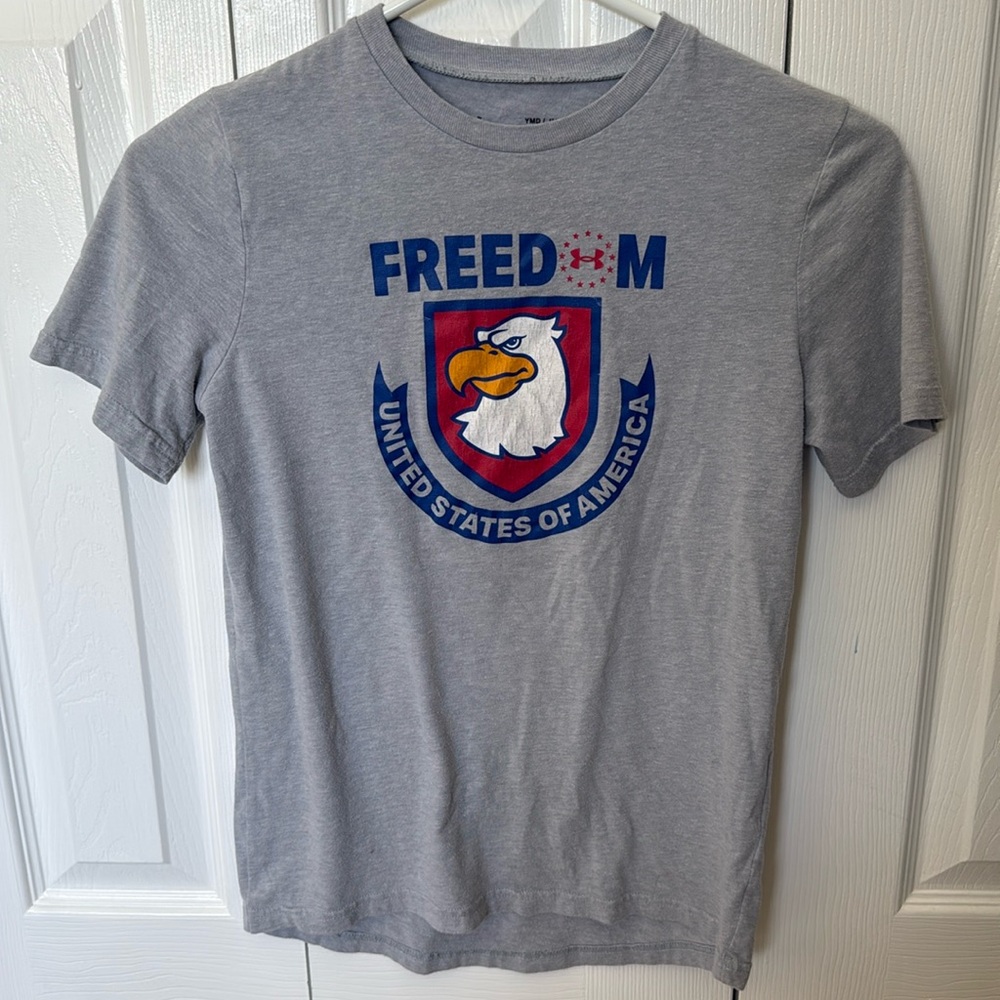 Boys Under Armour t shirt size medium